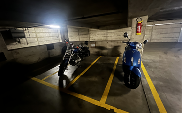 Place à motos extérieure - image - 2
