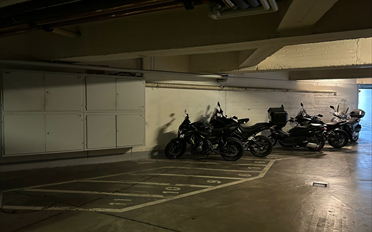 Place à motos extérieure - image - 2