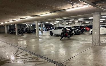 Place à motos couverte - image - 2