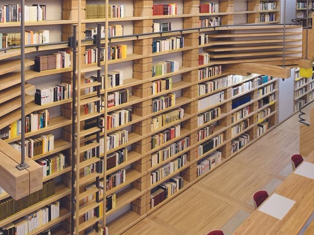 La bibliothèque de la Fondation propose près de 75’000 ouvrages disponibles dans leur langue d'origine.
